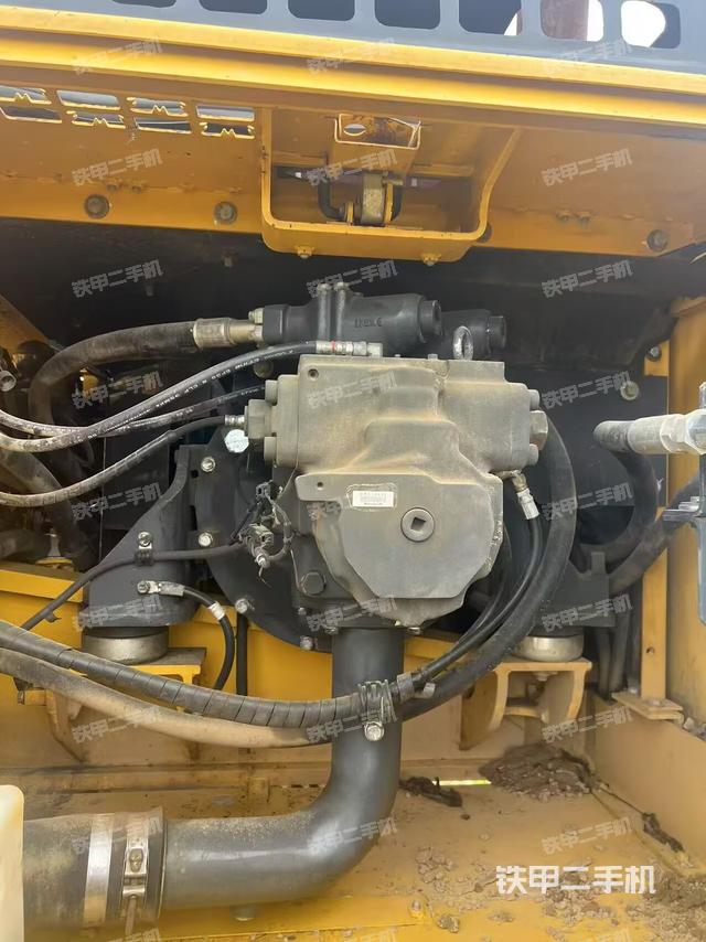 液压泵舱室正面整体（整机外观）