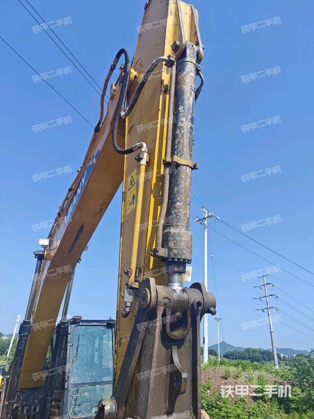 小臂整体右前(工作和回转装置) 小臂整体右前(工作和回转装置)