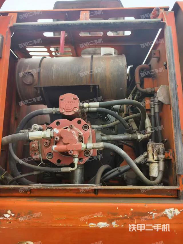 液压泵舱室正面整体(整机外观) 液压泵舱室正面整体(整机外观)