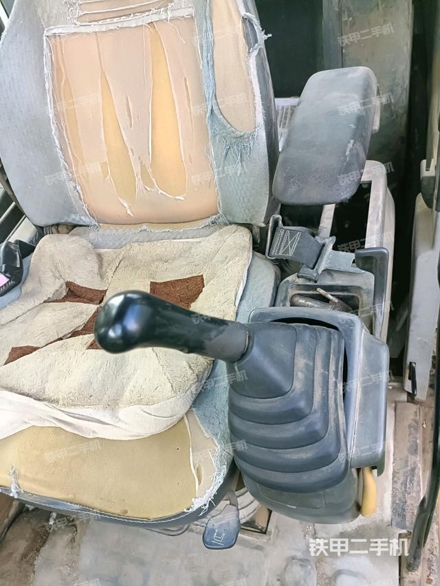 座椅左侧控制台/音响/含左手柄（驾驶室部分）