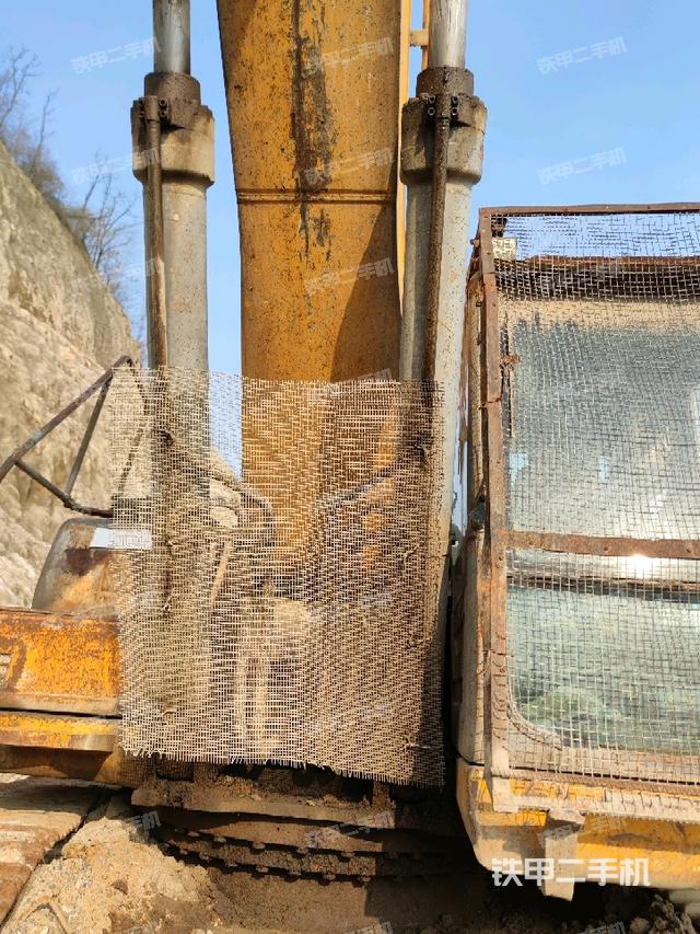 大臂油缸整体 竖拍（工作和回转装置）