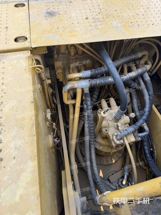 回转马达和主控阀(整机外观) 回转马达和主控阀(整机外观)