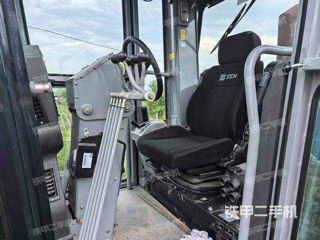 駕駛室操作臺(tái)(設(shè)備外觀及核心部件) 駕駛室操作臺(tái)(設(shè)備外觀及核心部件)