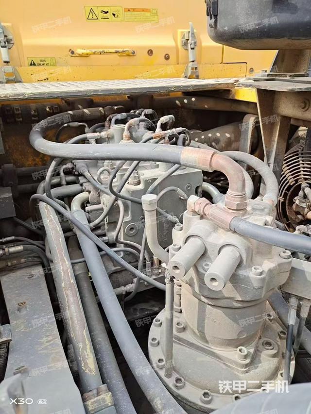 回转马达和主控阀（整机外观）