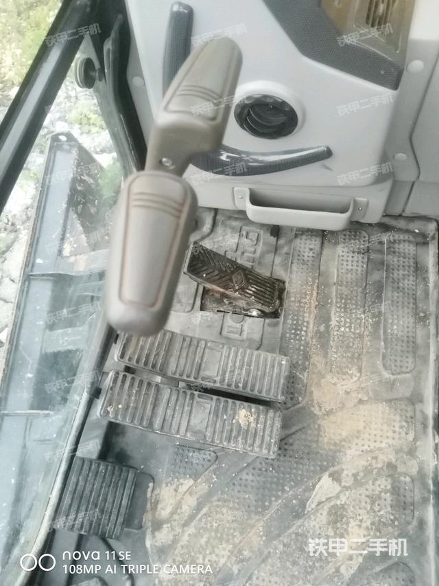 行走控制手柄和踏板 俯拍(驾驶室部分) 行走控制手柄和踏板 俯拍(驾驶室部分)