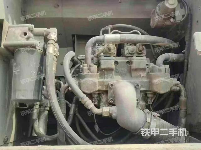 液压泵舱室正面整体(整机外观) 液压泵舱室正面整体(整机外观)