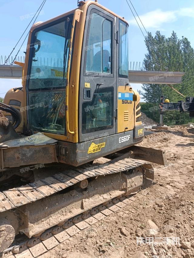 驾驶室顶部（整机外观）