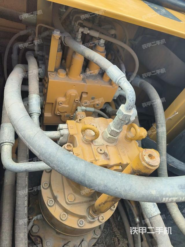 回转马达和主控阀(整机外观) 回转马达和主控阀(整机外观)