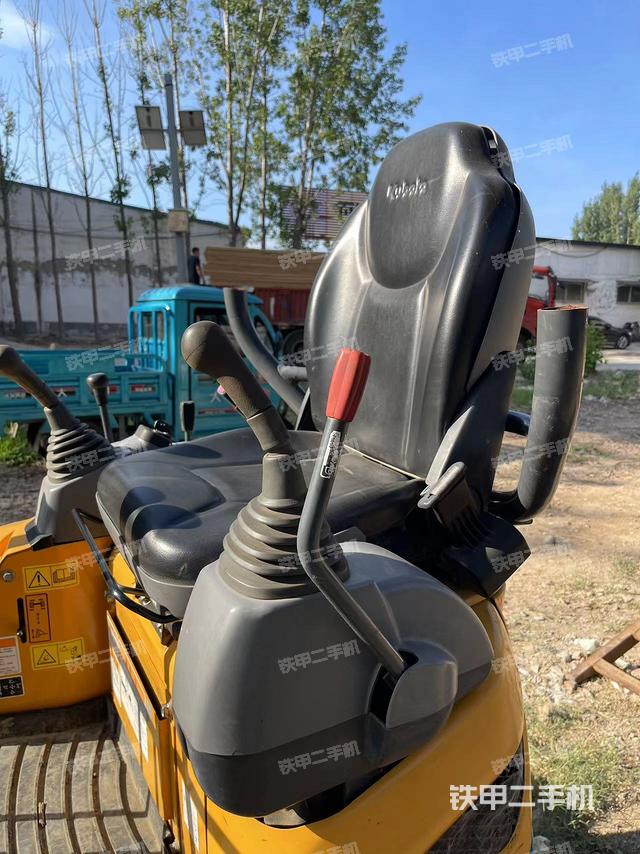 驾驶室顶部（整机外观）