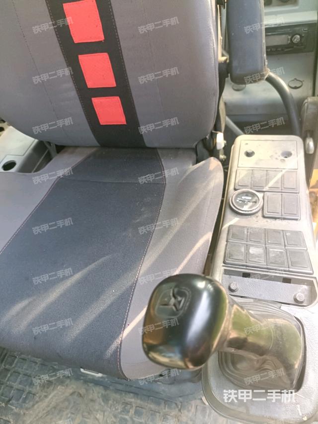 座椅左侧控制台/音响/含左手柄（驾驶室部分）