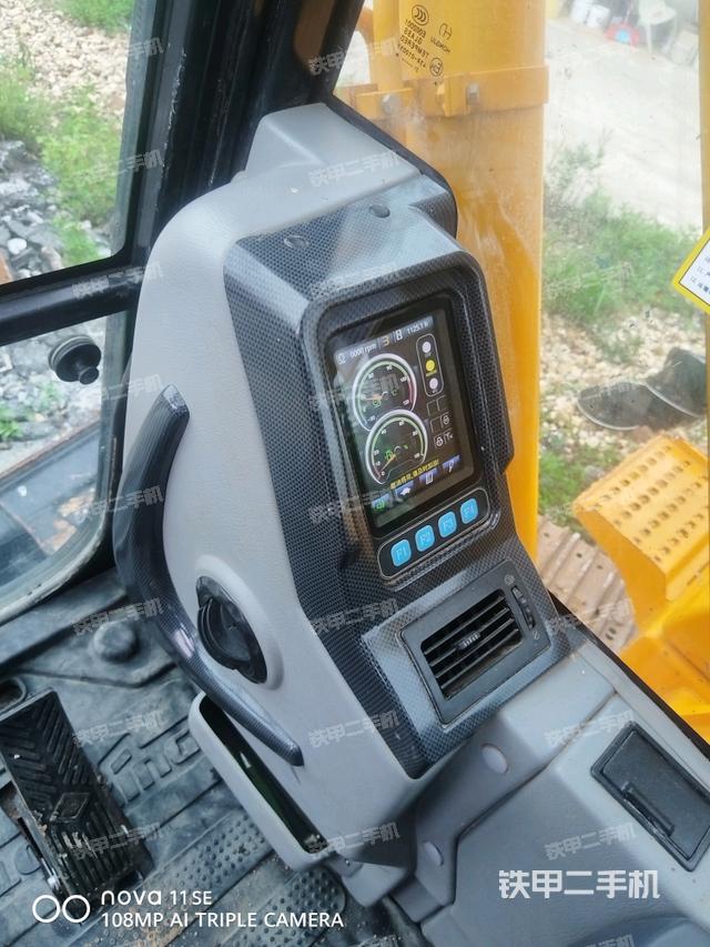 显示屏 (驾驶室部分) 显示屏 (驾驶室部分)