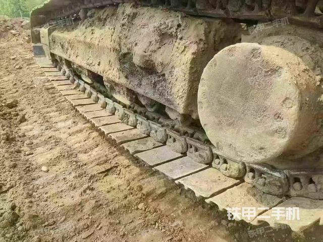 单侧履带整体(整机外观) 单侧履带整体(整机外观)