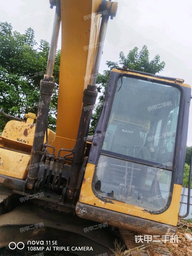 大臂油缸整体 竖拍（工作和回转装置）