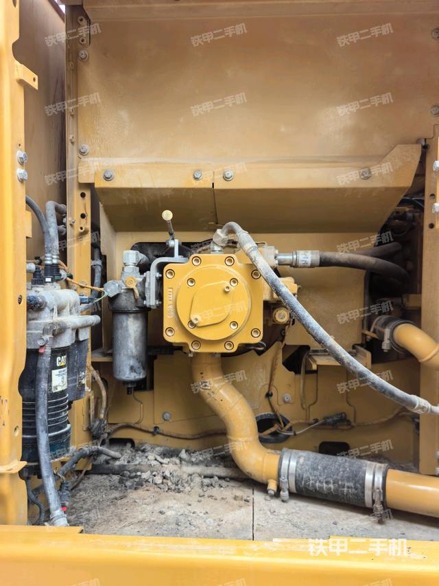 液压泵舱室正面整体（整机外观）