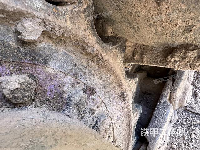 单侧履带整体(整机外观) 单侧履带整体(整机外观)