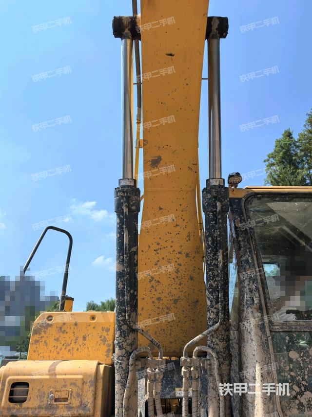 大臂油缸整体 竖拍(工作和回转装置) 大臂油缸整体 竖拍(工作和回转装置)