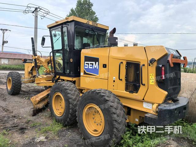 整機(jī)右側(cè)(設(shè)備外觀及核心部件) 整機(jī)右側(cè)(設(shè)備外觀及核心部件)