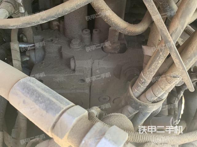 回转马达和主控阀(整机外观) 回转马达和主控阀(整机外观)