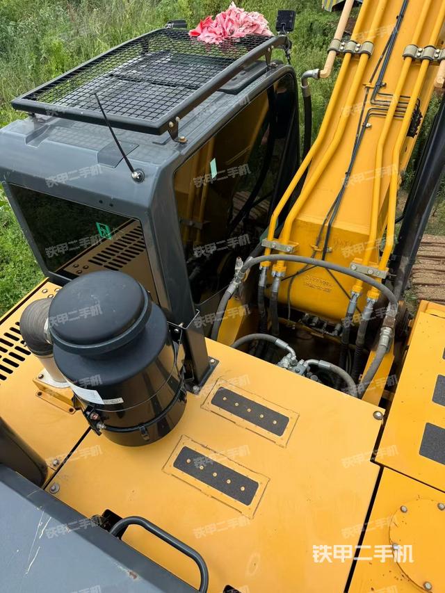 駕駛室頂部(整機(jī)外觀) 駕駛室頂部(整機(jī)外觀)