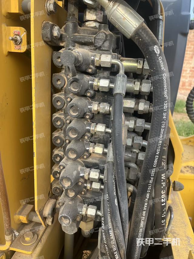 回转马达和主控阀（整机外观）