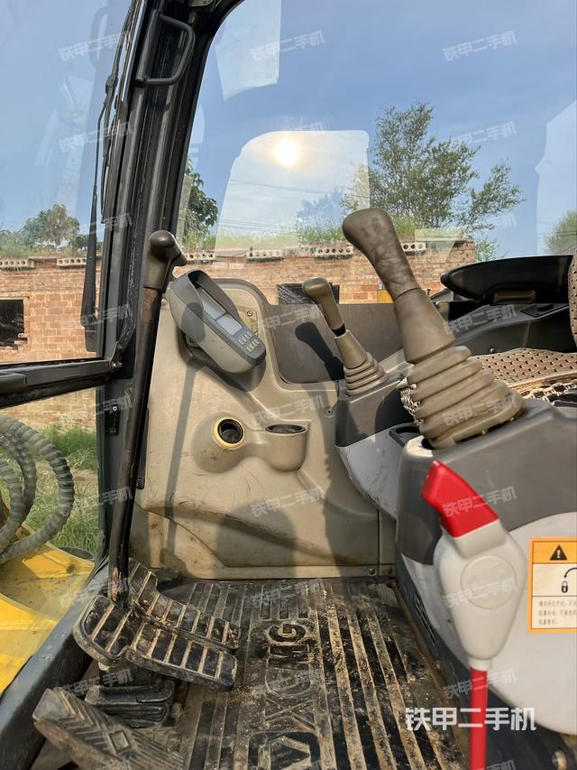 驾驶室顶部（整机外观）