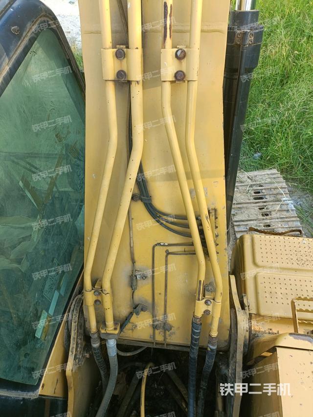 大臂油缸整体 竖拍（工作和回转装置）