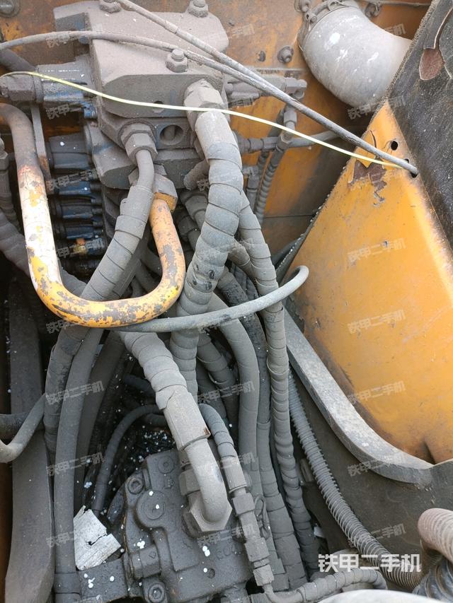 回轉(zhuǎn)馬達(dá)和主控閥（整機(jī)外觀）