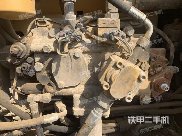 液压泵舱室正面整体(整机外观) 液压泵舱室正面整体(整机外观)