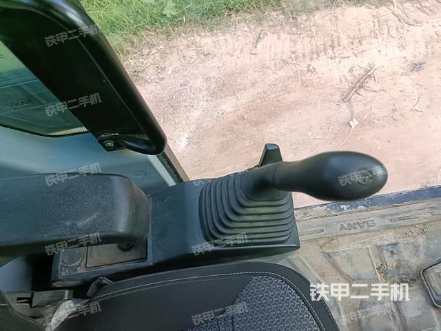 座椅左侧控制台/音响/含左手柄(驾驶室部分) 座椅左侧控制台/音响/含左手柄(驾驶室部分)