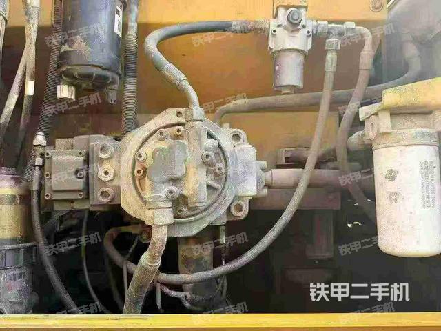 液压泵舱室正面整体(整机外观) 液压泵舱室正面整体(整机外观)