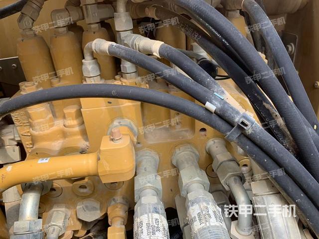 回转马达和主控阀(整机外观) 回转马达和主控阀(整机外观)