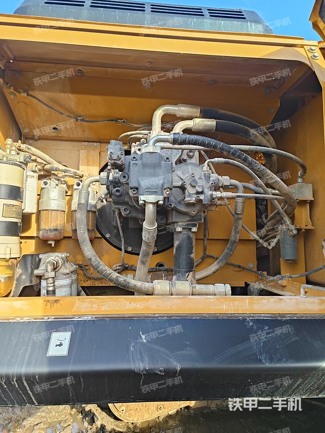 液壓泵艙室正面整體(整機(jī)外觀) 液壓泵艙室正面整體(整機(jī)外觀)