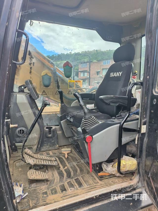 驾驶室整体(整机外观) 驾驶室整体(整机外观)