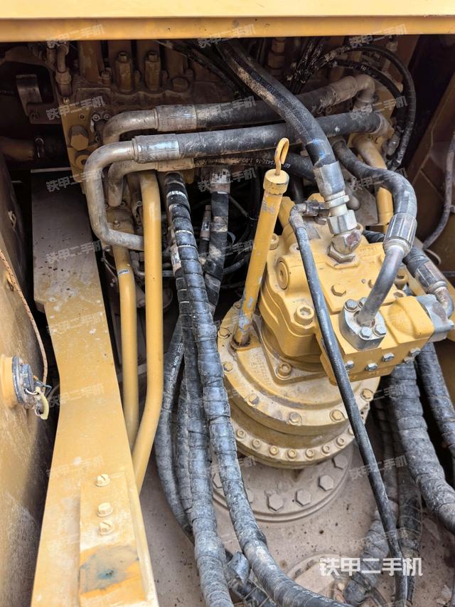 回转马达和主控阀（整机外观）