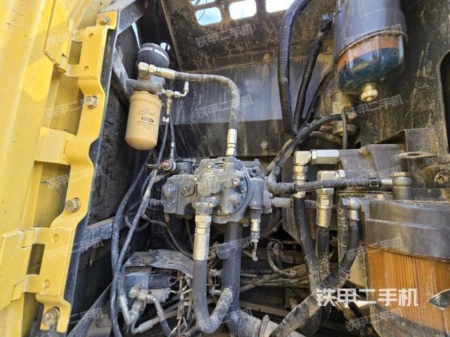 液压泵舱室正面整体（整机外观）