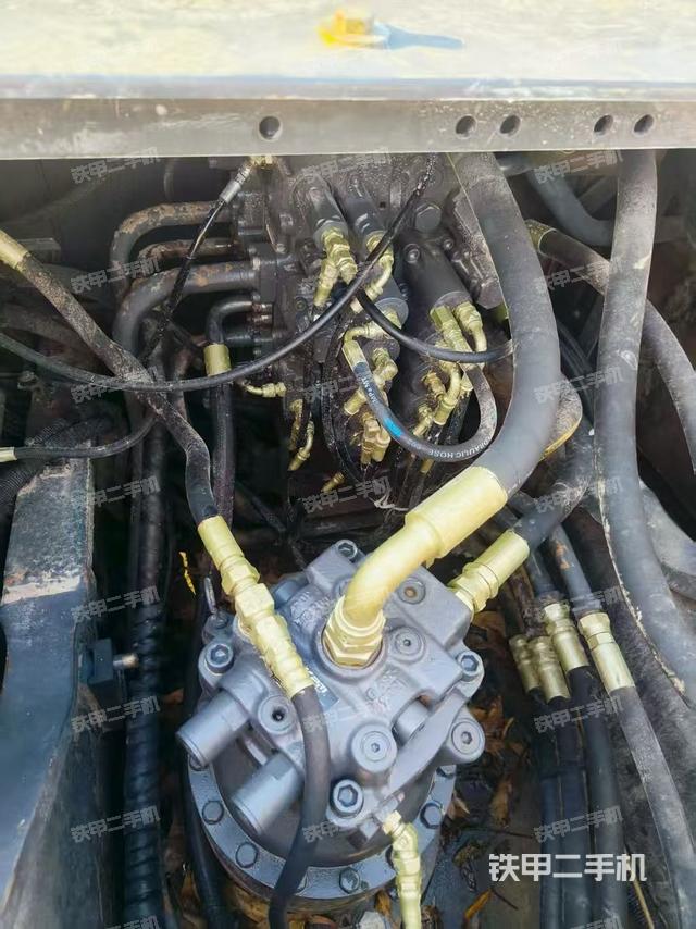 回转马达和主控阀（整机外观）