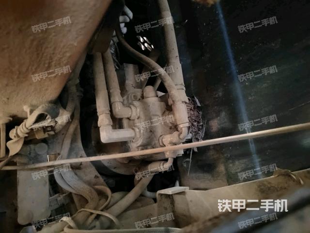 回转马达和主控阀(整机外观) 回转马达和主控阀(整机外观)