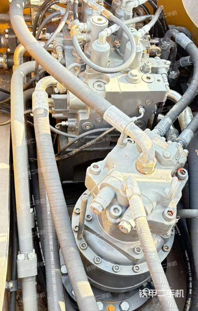 回转马达和主控阀（整机外观）