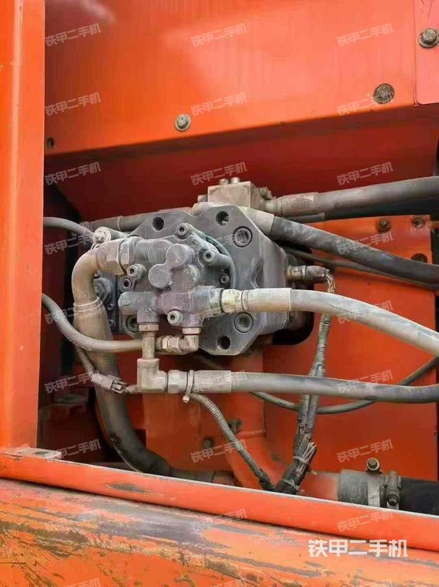 液压泵舱室正面整体(整机外观) 液压泵舱室正面整体(整机外观)