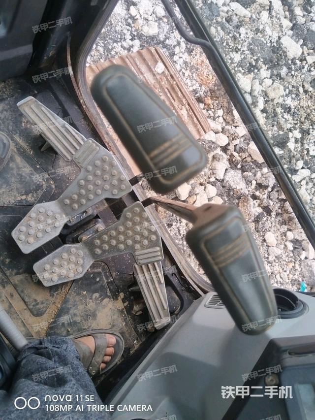 行走控制手柄和踏板?俯拍（駕駛室部分）