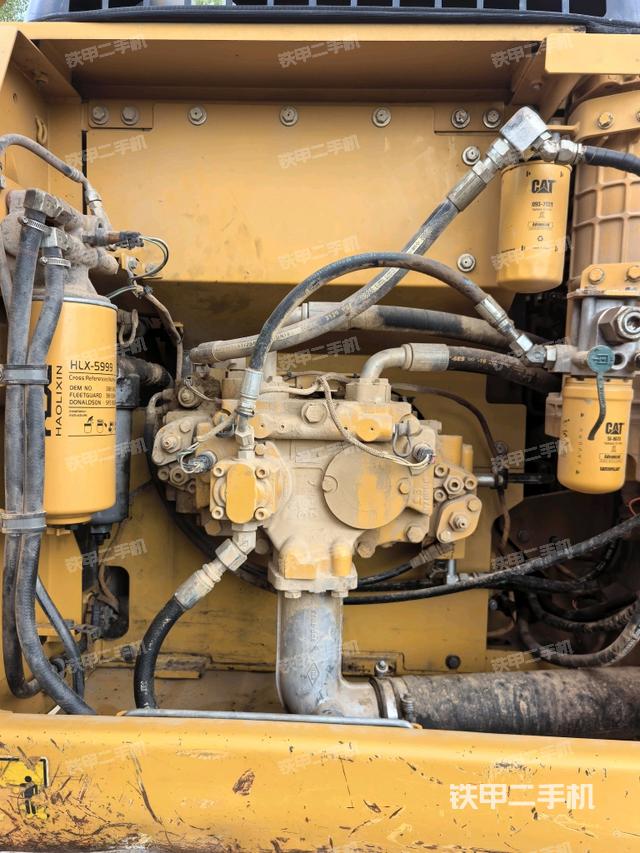 液压泵舱室正面整体（整机外观）