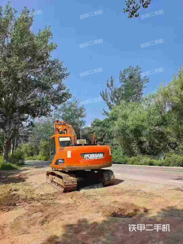 驾驶室顶部(整机外观) 驾驶室顶部(整机外观)
