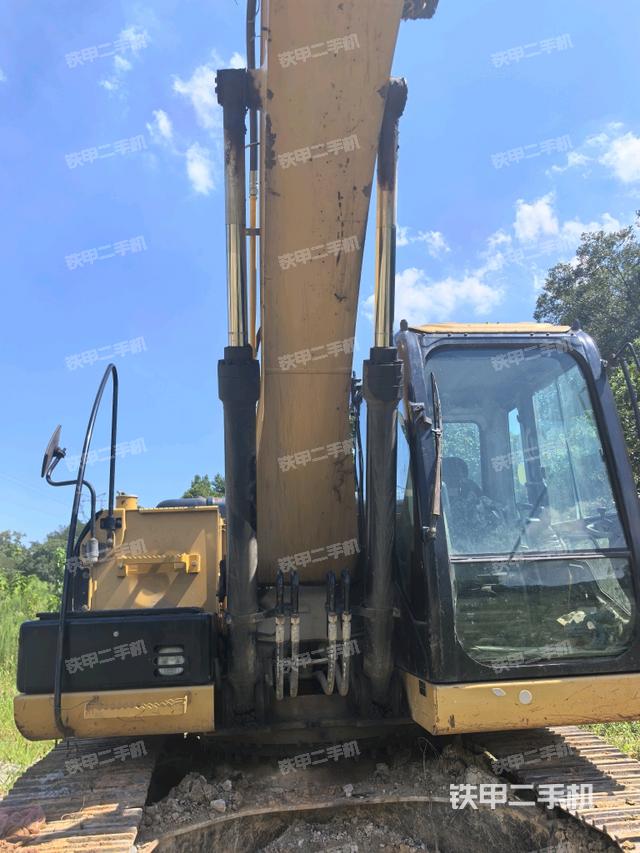 大臂油缸整体 竖拍（工作和回转装置）