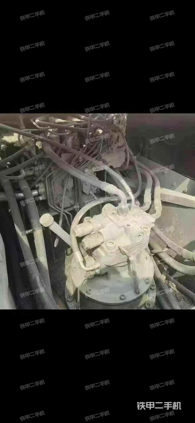 回转马达和主控阀(整机外观) 回转马达和主控阀(整机外观)