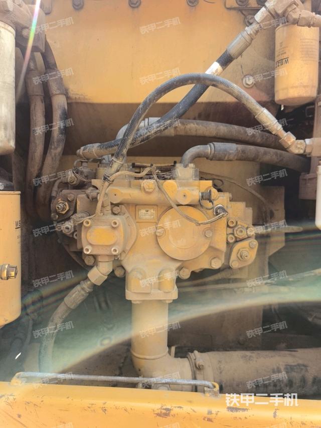 液压泵舱室正面整体(整机外观) 液压泵舱室正面整体(整机外观)