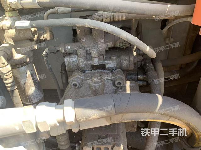 液压泵舱室正面整体(整机外观) 液压泵舱室正面整体(整机外观)