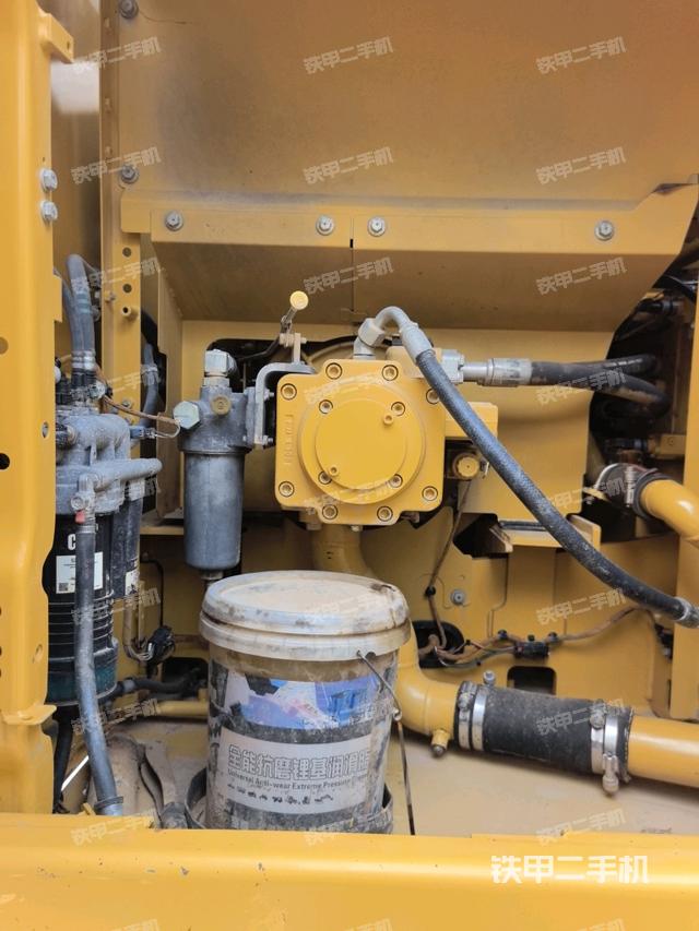 液压泵舱室正面整体(整机外观) 液压泵舱室正面整体(整机外观)