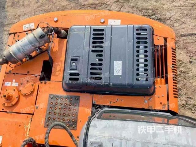 驾驶室顶部(整机外观) 驾驶室顶部(整机外观)