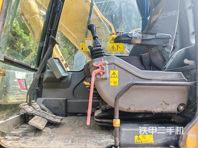 行走控制手柄和踏板?俯拍（駕駛室部分）