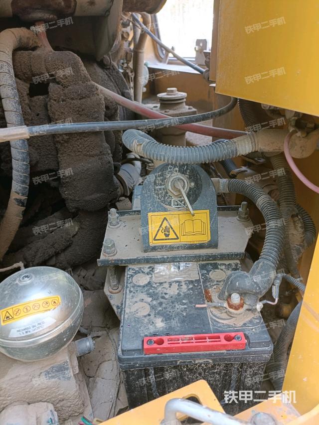 液壓泵艙室正面整體（整機外觀）